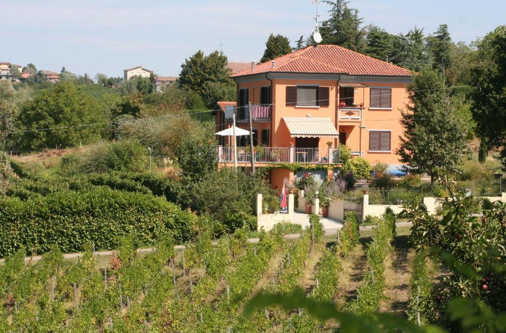 Montecalvo Versiggia Apartment | Villa I Due Padroni, two Apartment House - Apartment Cantinetta