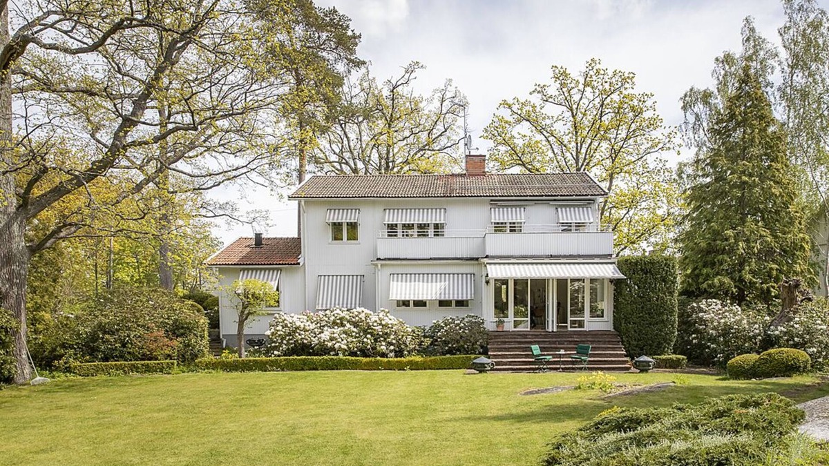 Saltsjobaden House | Villa idyll on Solsidan with award-winning park-like garden and lake views!