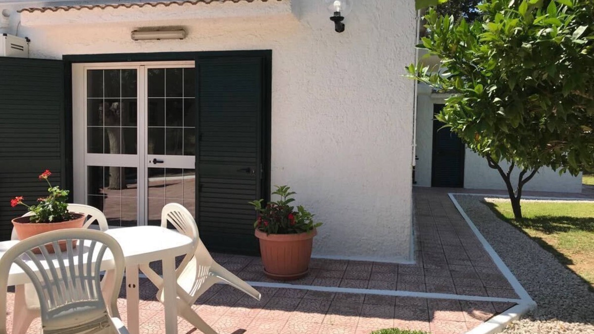 Pisticci Villa | VILLA IL CARRUBO-unit2 € 500 per week with 3 bedrooms for 10 persons