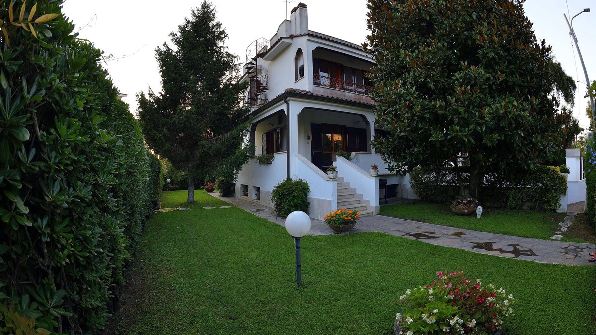 Lavinio Lido di Enea Villa | villa immersa nel verdo