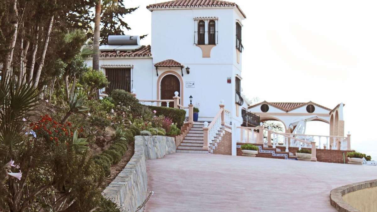 Puerto de la Duquesa Villa | Villa in a beautiful country-garden, seaviews. Heated private pool, A/Cs, WiFi.