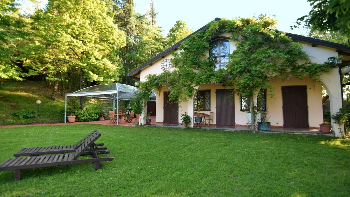 Pieve Salutare Villa | Villa in a fairytale little wood