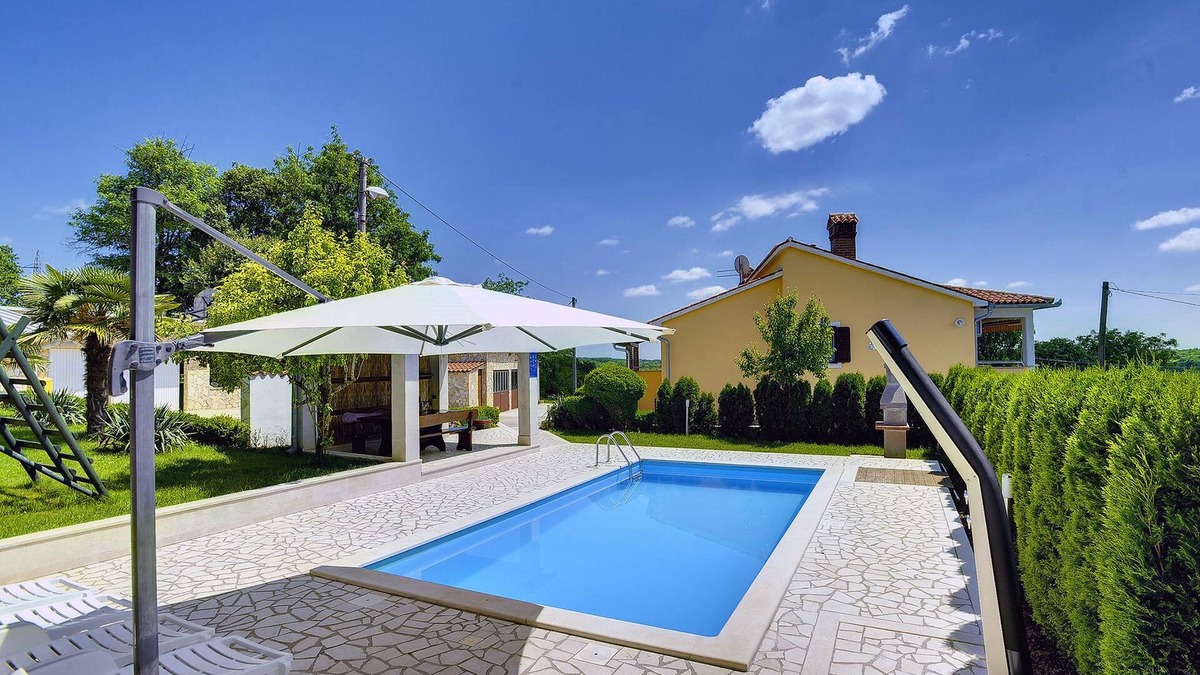 Lindar House | Villa in Bakši with Pool and Playground