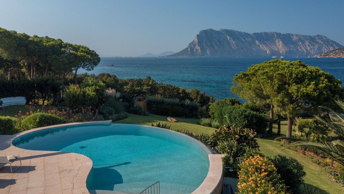 Capo Coda Cavallo Villa | Villa in Capo Coda Cavallo with 8 bedrooms sleeps 16