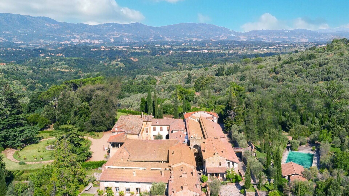 Pian di Sco Villa | Villa in Casa Biondo with 23 bedrooms sleeps 46