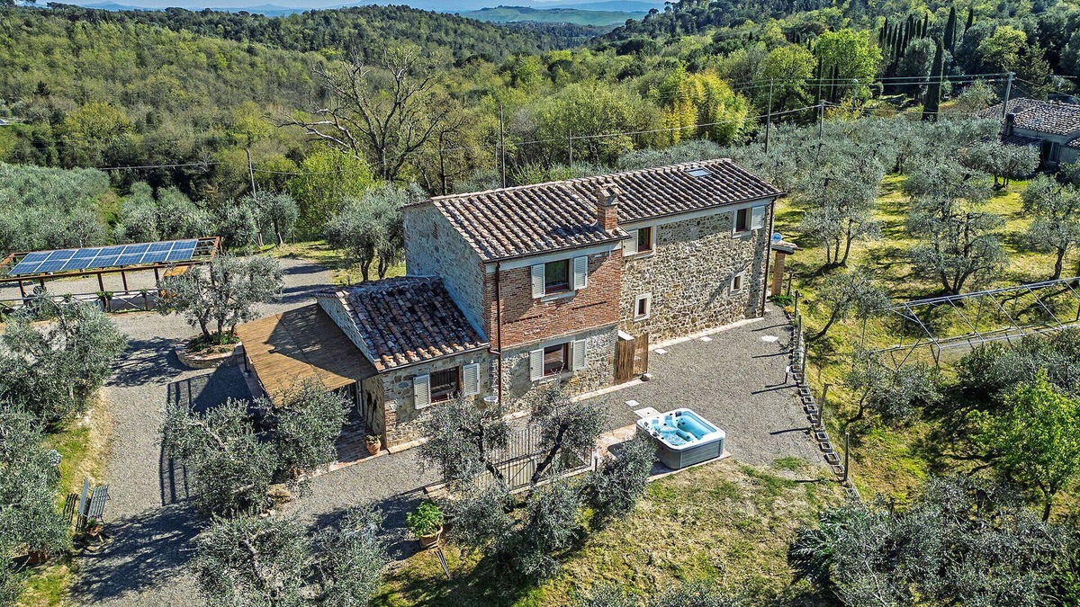 Castelnuovo Berardenga Villa | Villa in Castell'in Villa with 4 bedrooms sleeps 8
