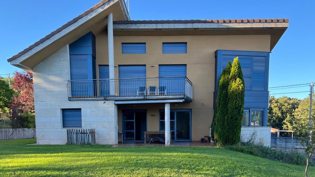 El Rasillo de Cameros Villa | Villa in the mountains in front of a lake.