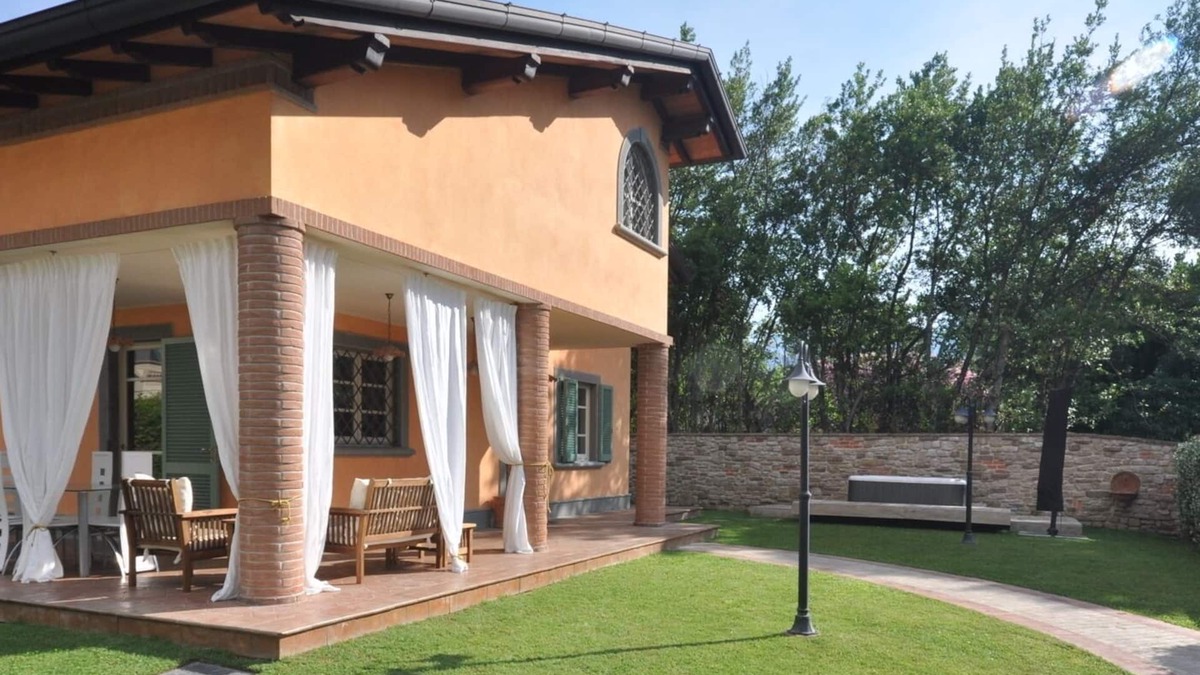 Seravezza Villa | Villa in Forte dei Marmi with hot tub in the garden, gym, sauna, wifi