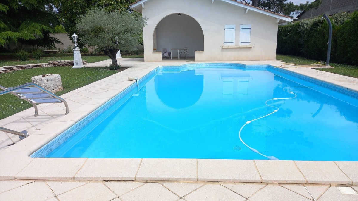 Sainte-Livrade-sur-Lot Villa | Villa in a 2600 m2 park, 100 m from the Lot with private covered swimming pool