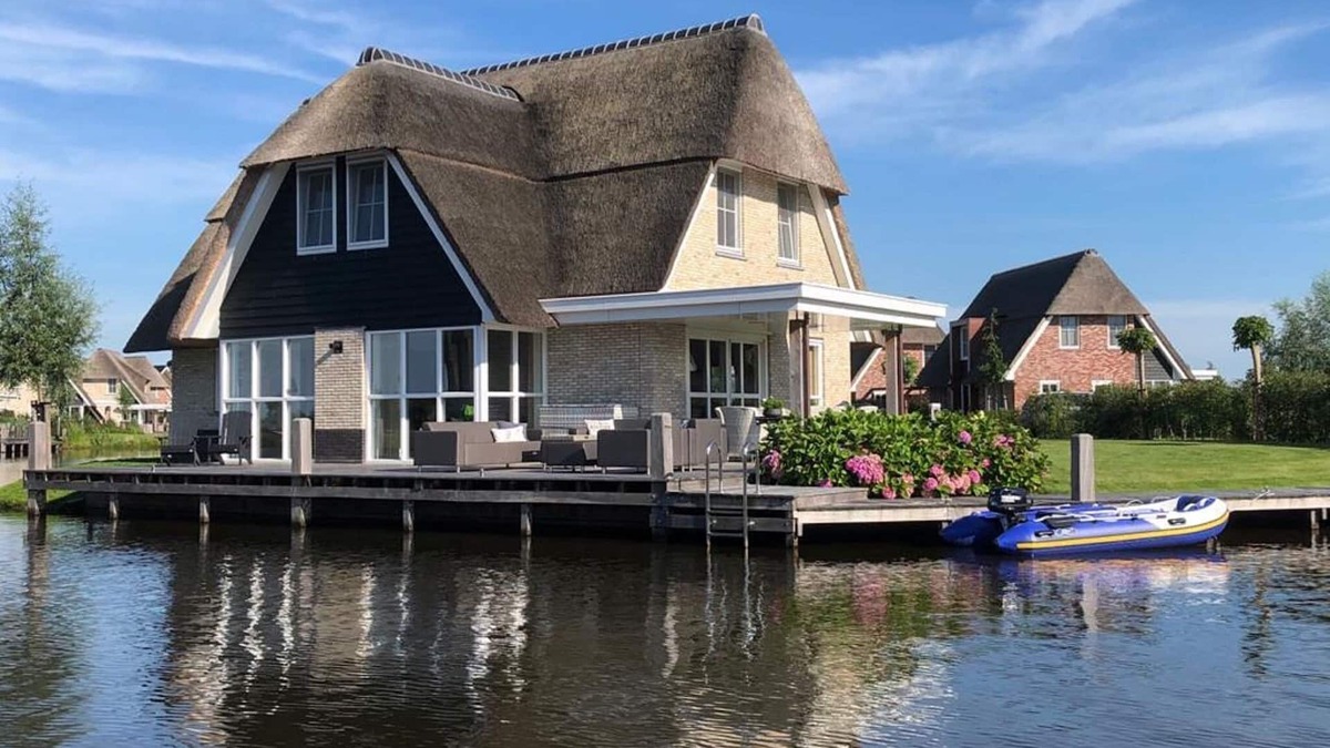 Delfstrahuizen Villa | Villa in Friesland with Sauna and Jetty
