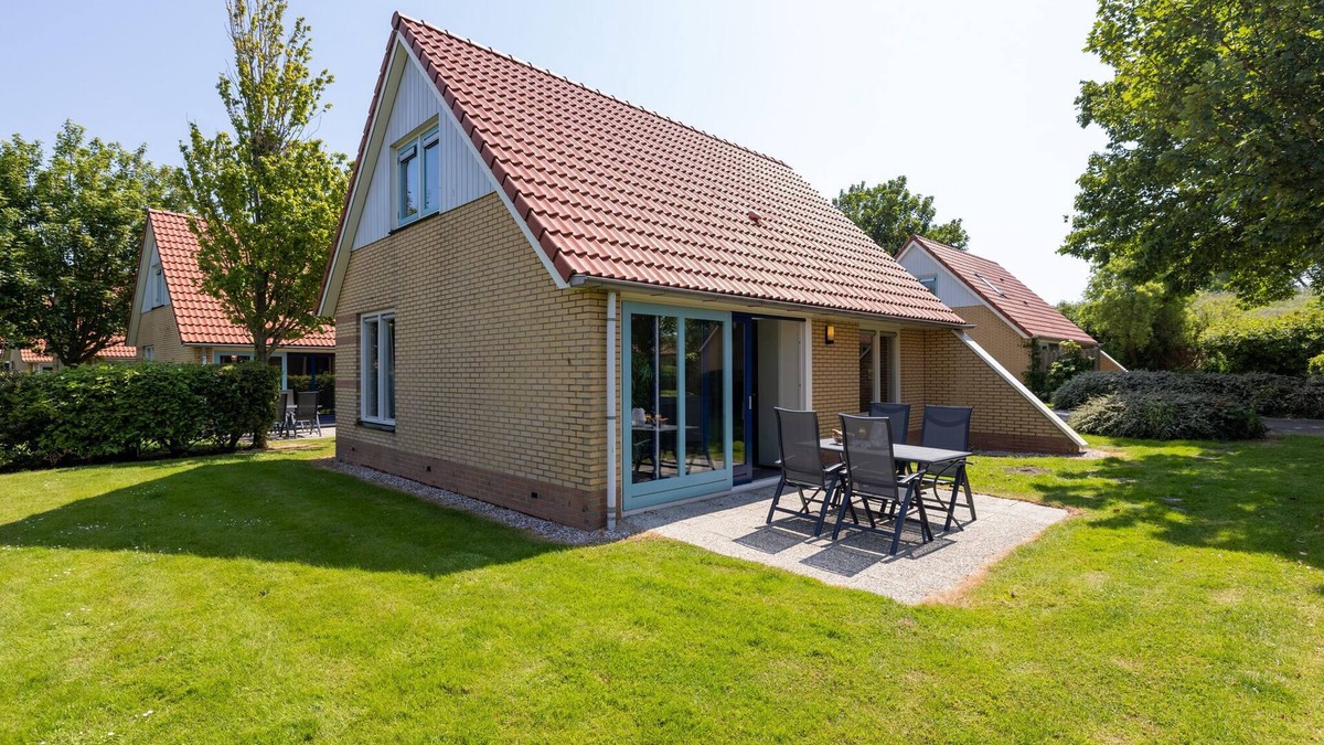 Andijk House | Villa in Friesland with Garden by Water