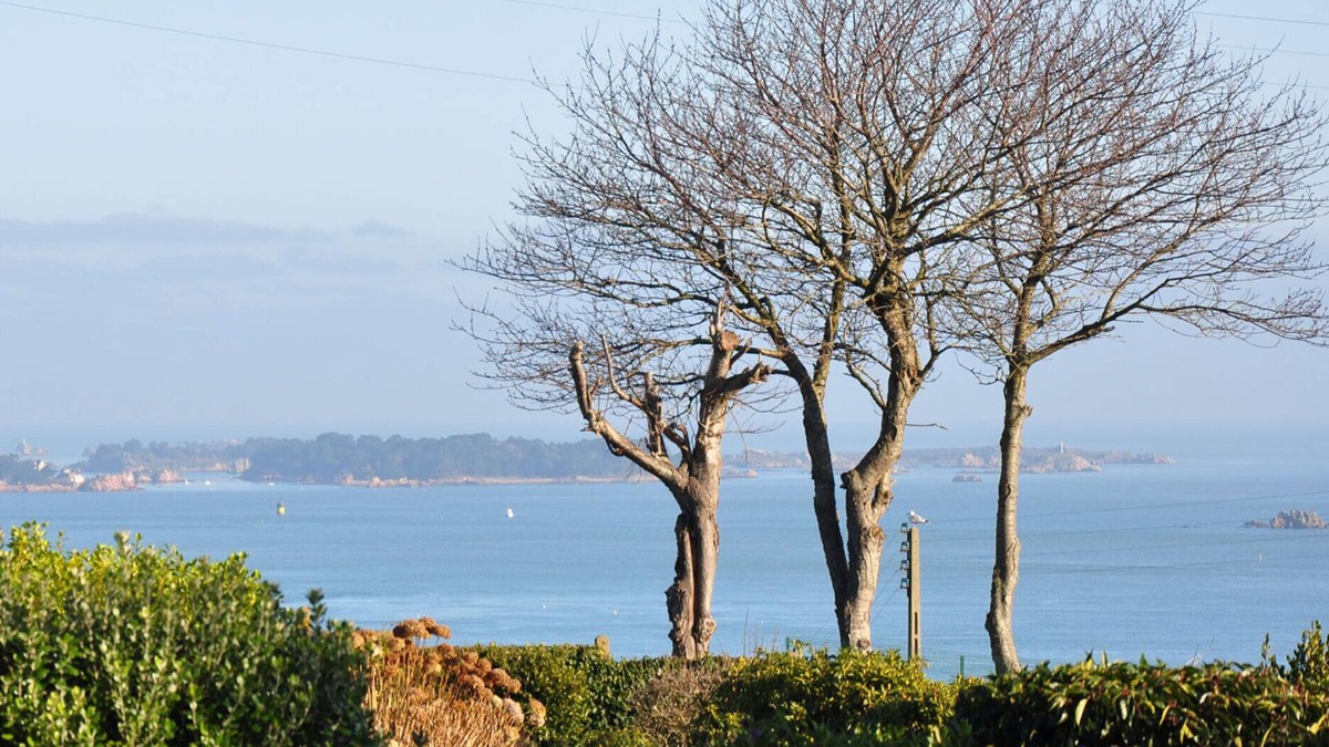 Ploubazlanec House | Villa in Gliz-Noz close to the sea with a view of Brehat Island