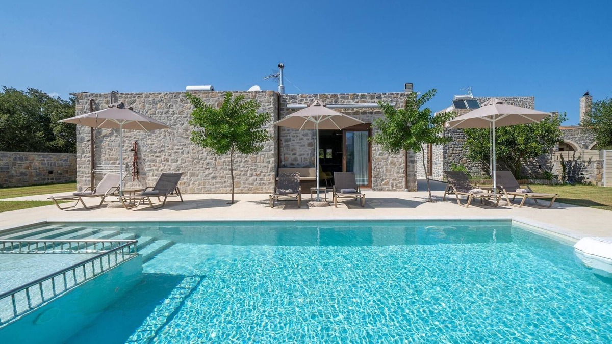 Monopari Villa | Villa in Koxare with Private Pool & Garden