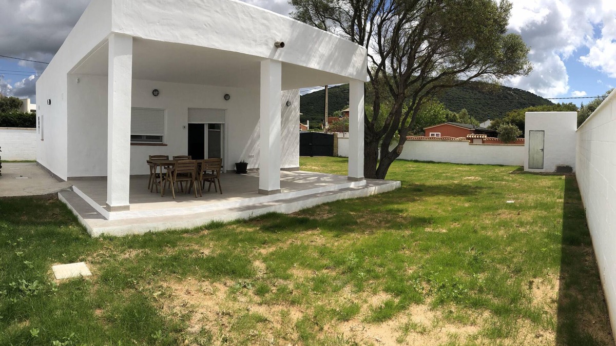 Los Canos de Meca Ski Chalet | Villa in Los Caños de Meca of 600m2 plot next to the field and the beach.