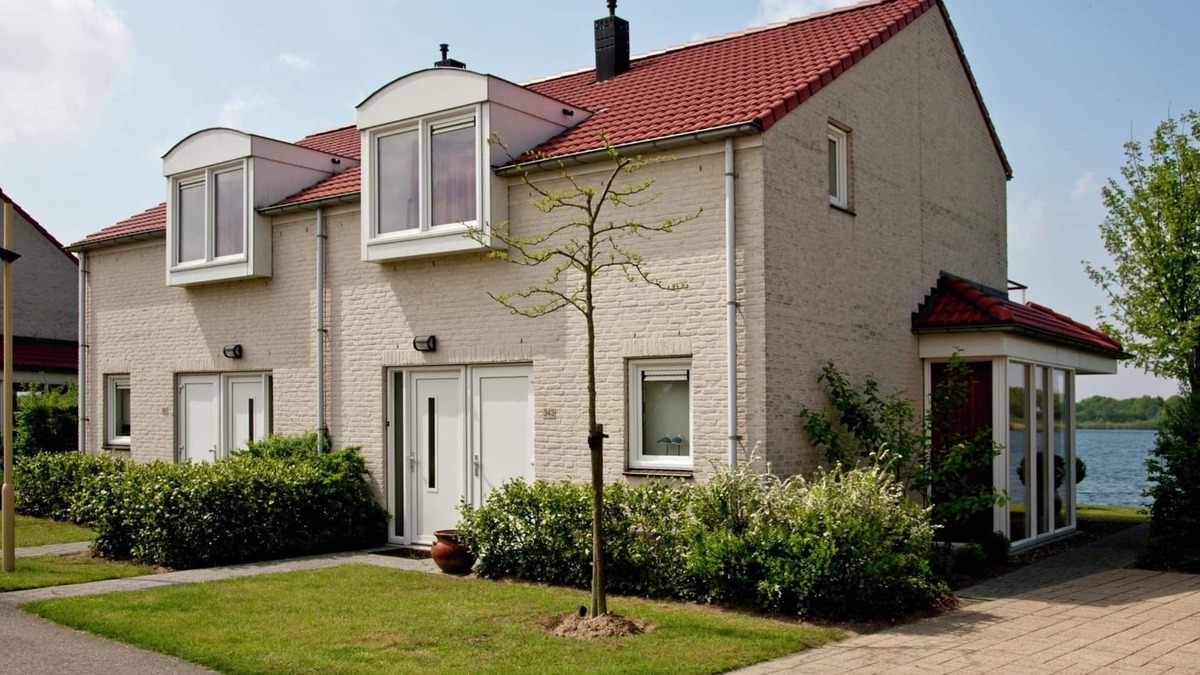 Heel House | Villa in Maaspark with Lake Views & Sauna
