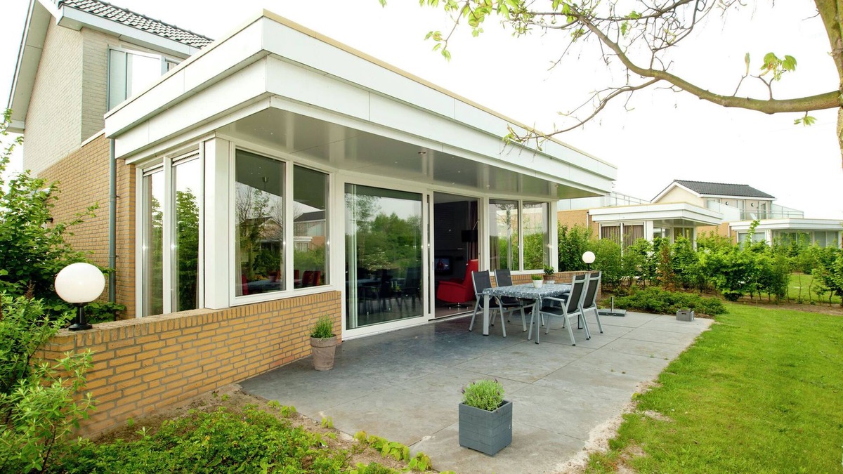 Heel House | Villa in Maaspark with Sauna and Lake Views
