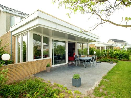 Heel House | Villa in Maaspark with Sauna and Lake Views