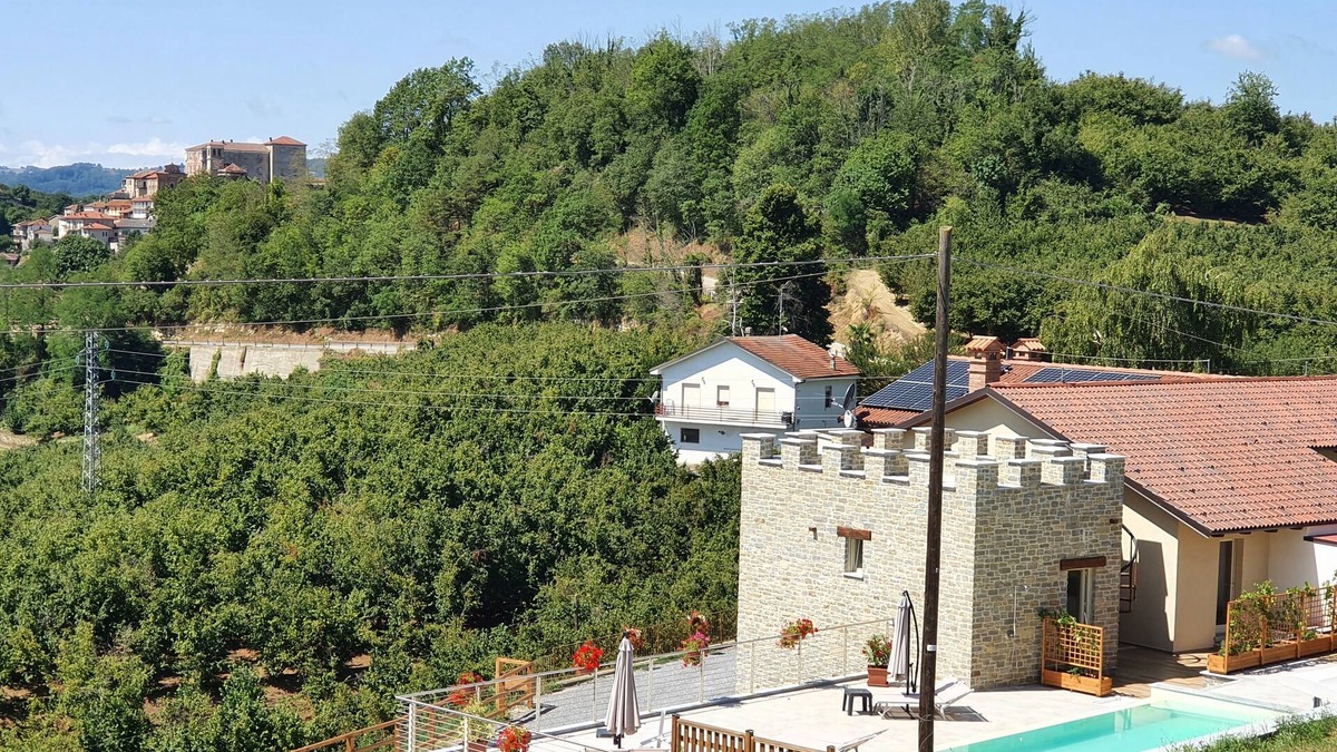 Cravanzana Villa | Villa in Piedmont, near Alba and Barolo, in the middle of the famous hazelnut groves