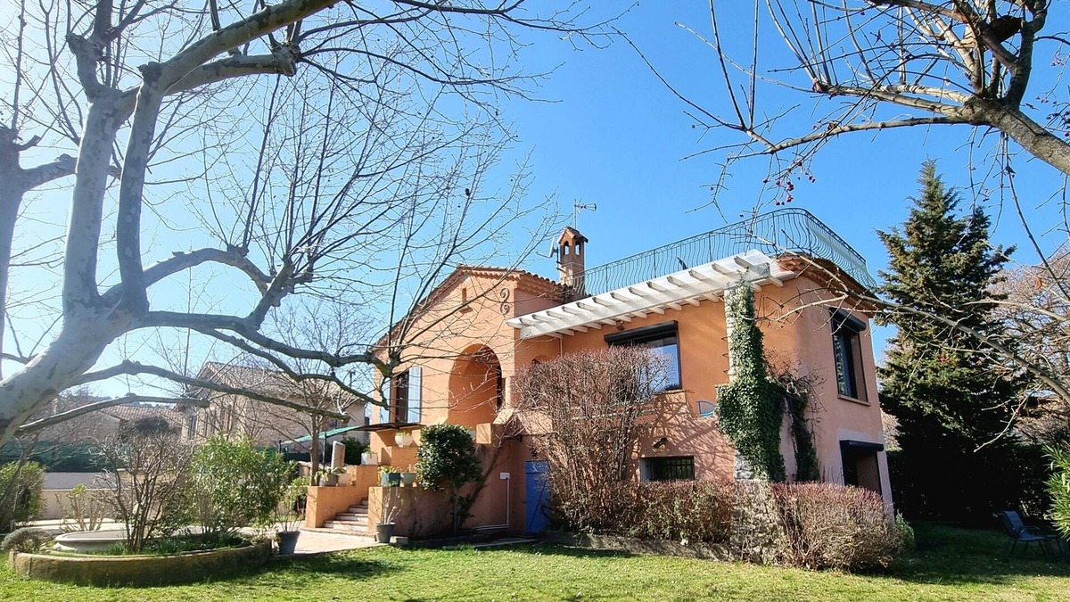 La Roque-d'Antheron House | Villa in Provence - Luberon, *4bedroom/swimming pool * fenced garden & parking