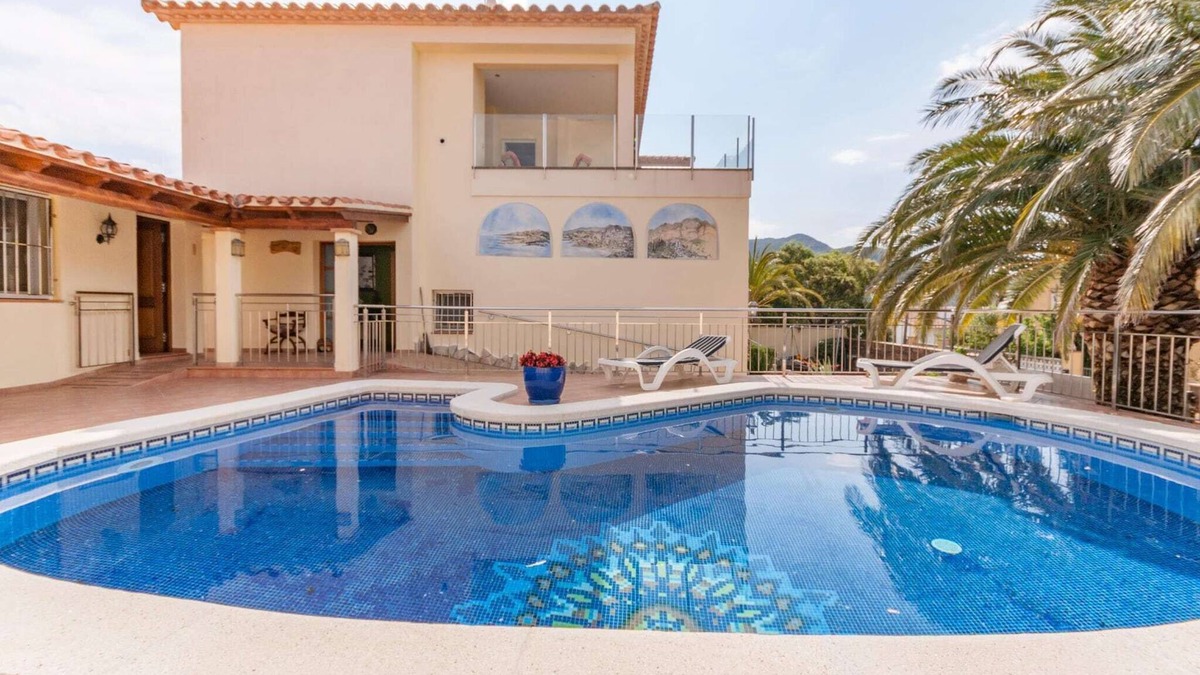El Mas Fumats Villa | Villa in Roses with Pool near the Sea