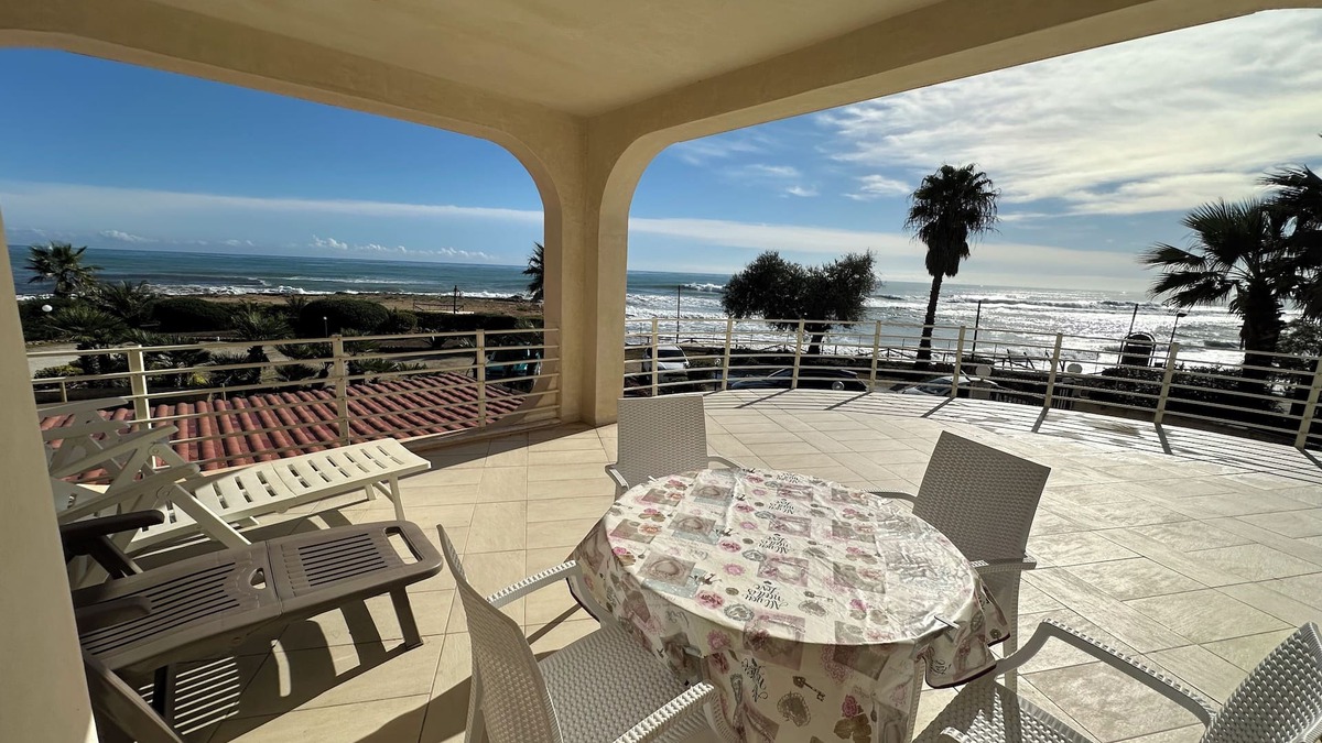 San Lorenzo Villa | Villa in San Lorenzo just 5 meters from the golden beach and crystal clear sea.