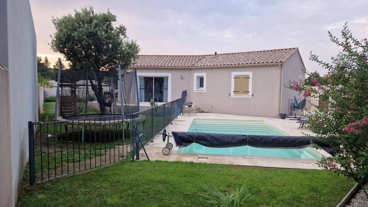 Caumont-sur-Durance Villa | Villa in the countryside - with heated pool and garden - sleeps 8