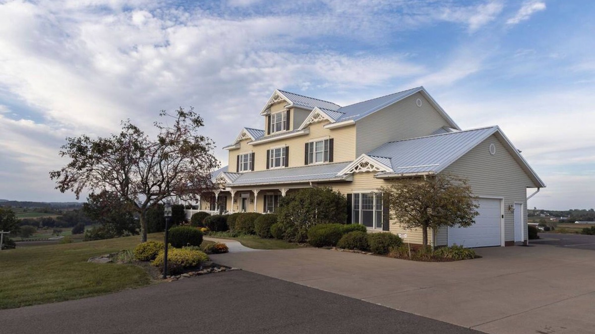 Millersburg House | Villa in the heart of Amish Country with amazing rooms, wide porches, beautiful views, and walking distance to Berlin's dining and shopping.