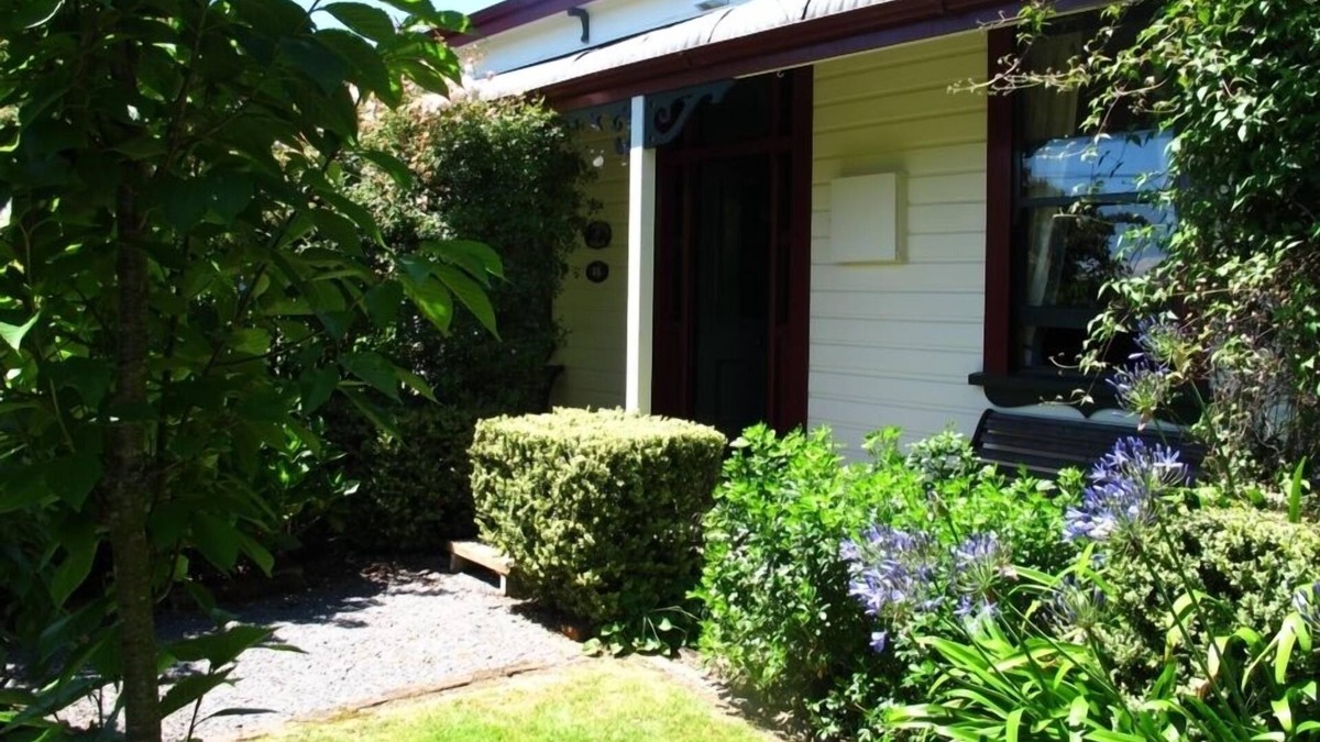 Martinborough House | Villa in the Vines on MB wine trail, 4 bikes, woodfire, heatpump & pet friendly.