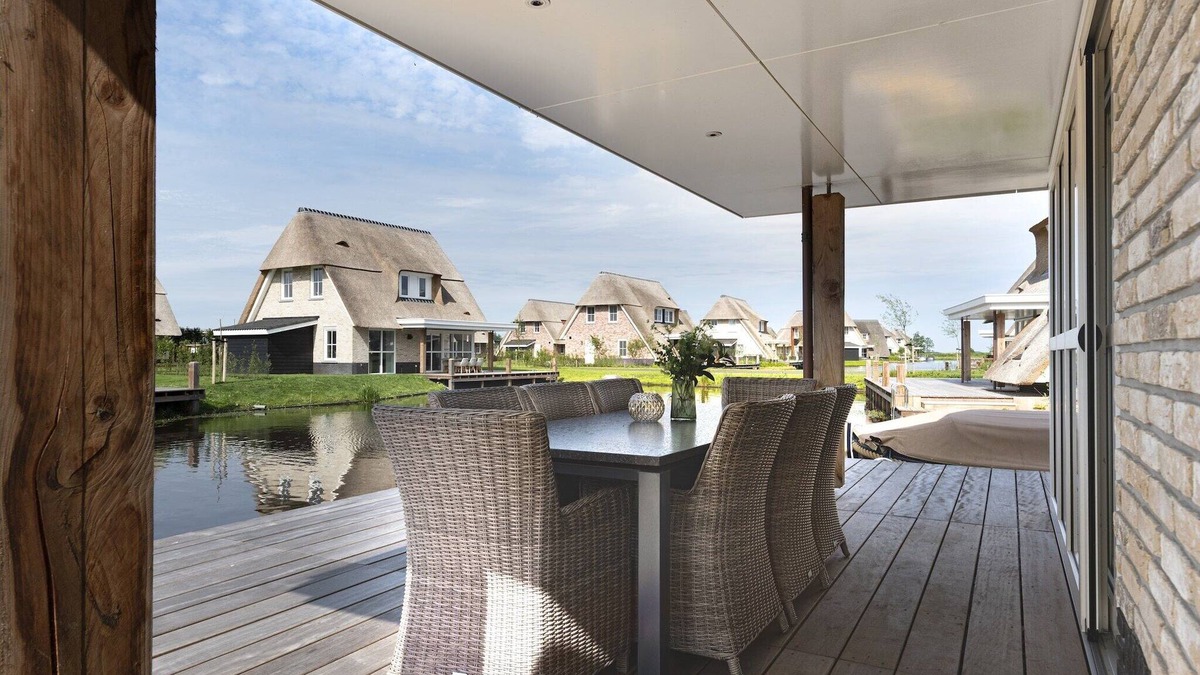 Delfstrahuizen Villa | Villa in Tjeukemeer with Sauna