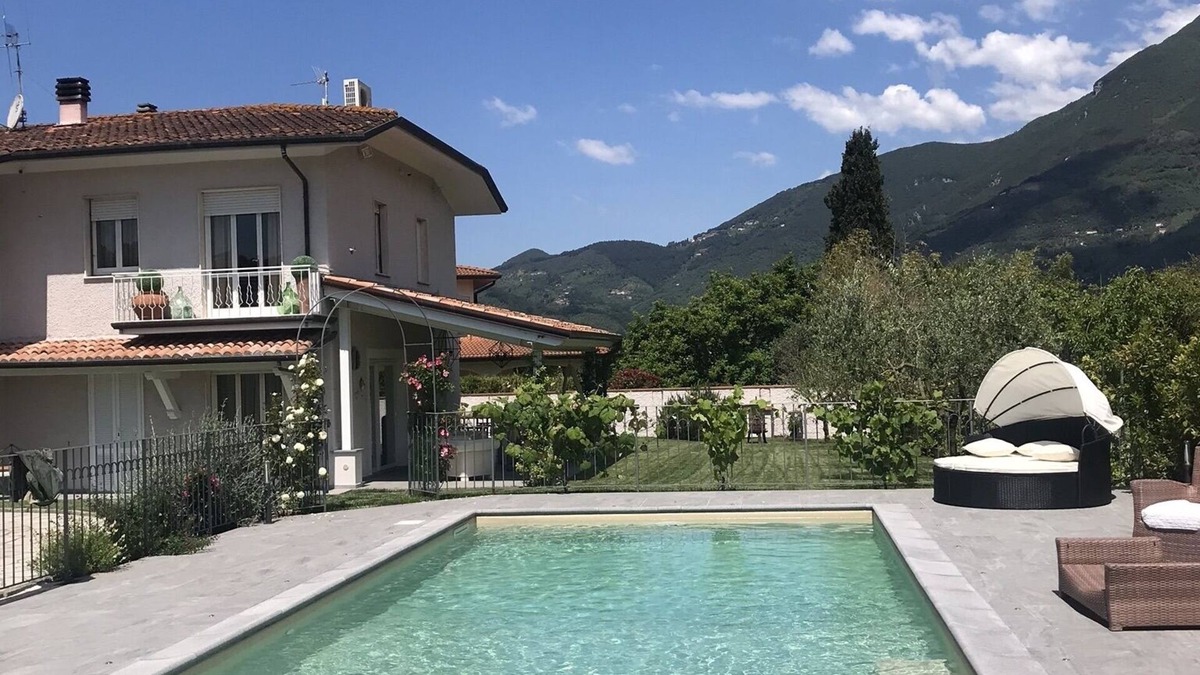 Camaiore House | Villa in Versilia, swimming pool10x5 private fenced, 9kmdal sea, garden, barbecue