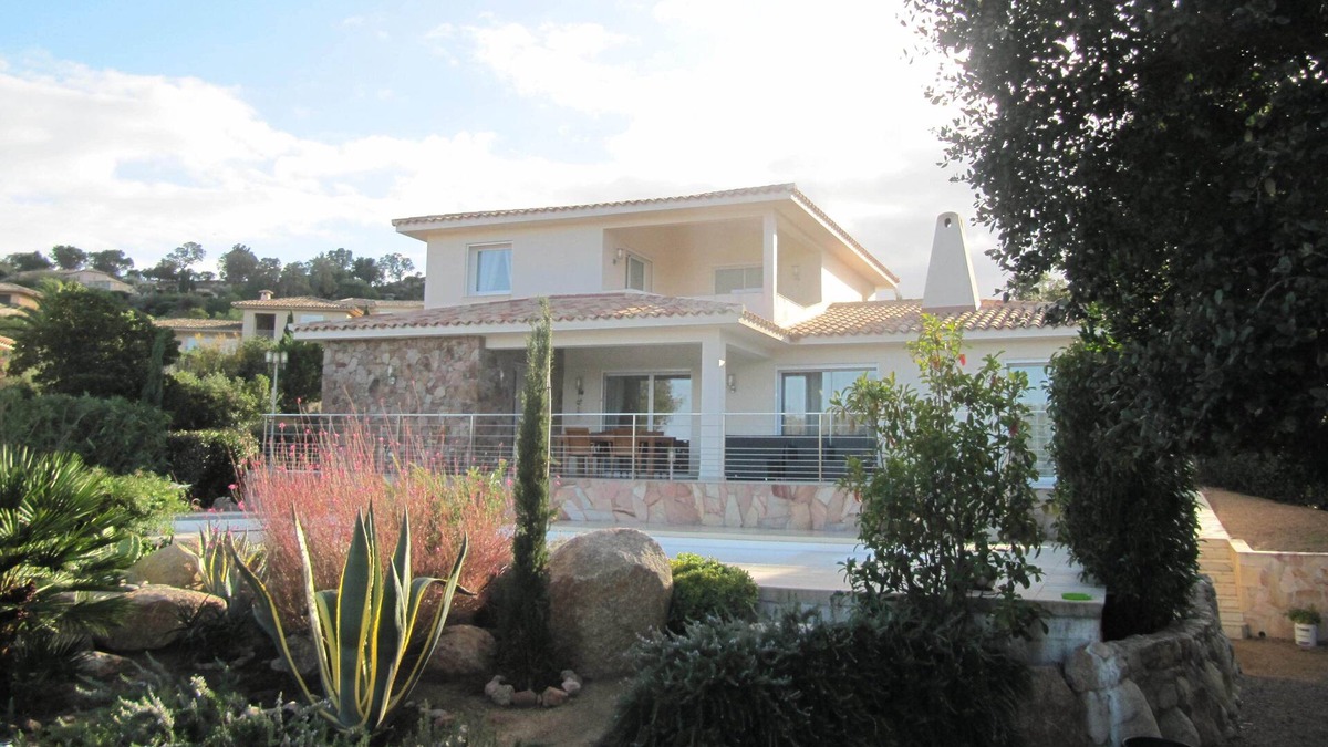 Cirendinu Villa | Villa in very good standing with swimming pool near a beautiful beach
