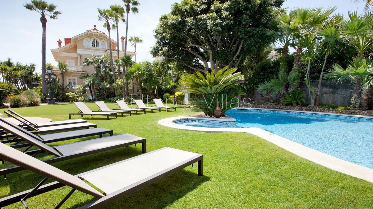 Passeig Maritim Villa | Villa Isla Cozumel by Utopia Vilas: beach front villa for 15 people in Sitges
