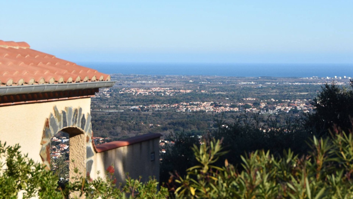 Laroque-des-Alberes Villa | Villa Josephine: Above the vine yards overlooking the sea, big terrasse & pool