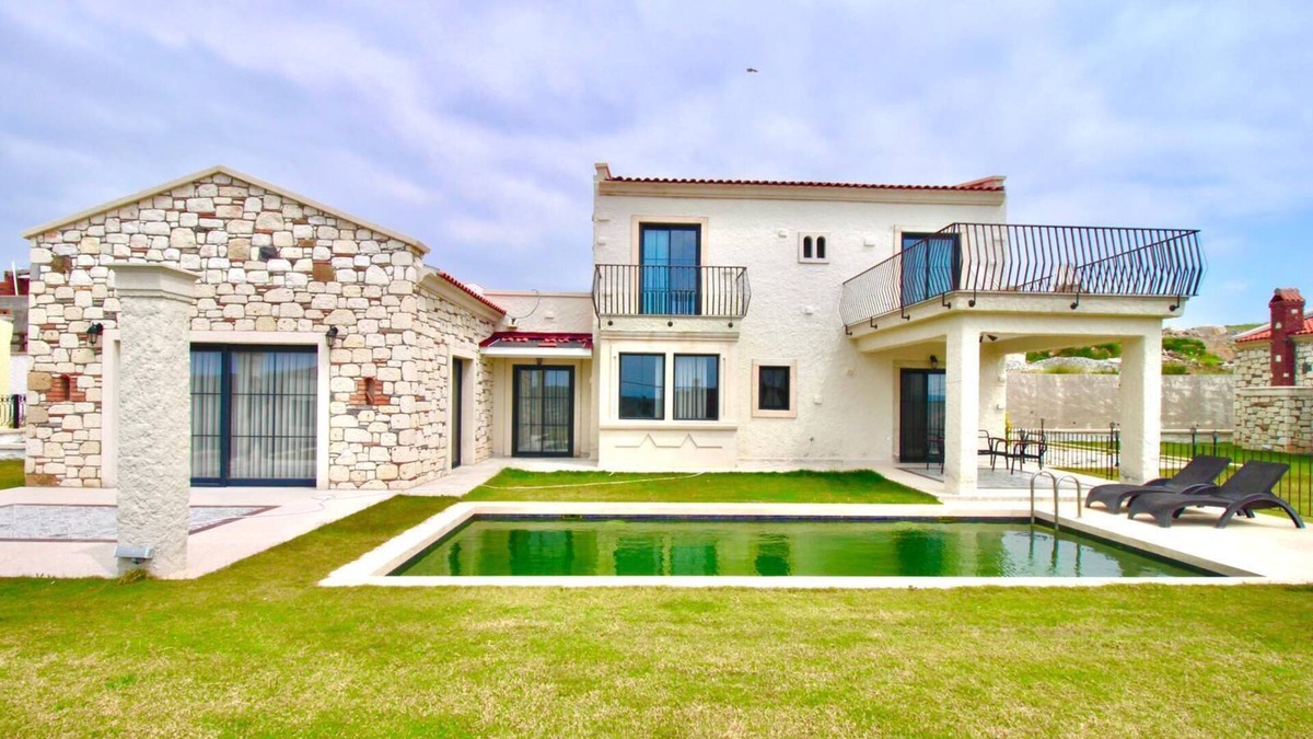 Cesme Villa | Villa Joven; Ödüllü Bir Sitede Havuzlu 4+1 Villa