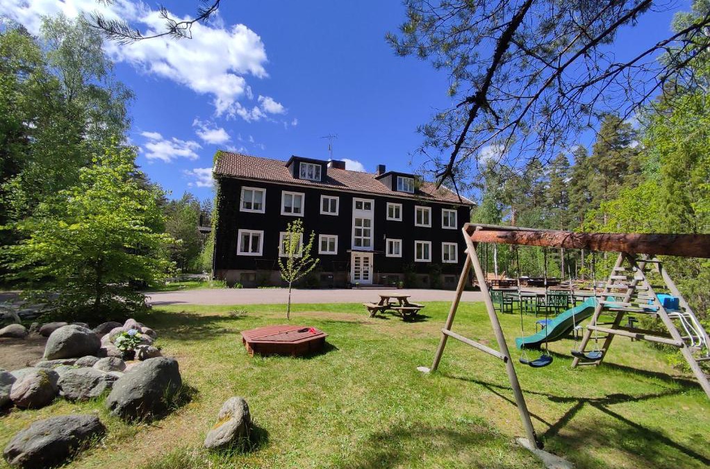 Hultsfred Municipality House | Villa Karllösa - Bed and Breakfast
