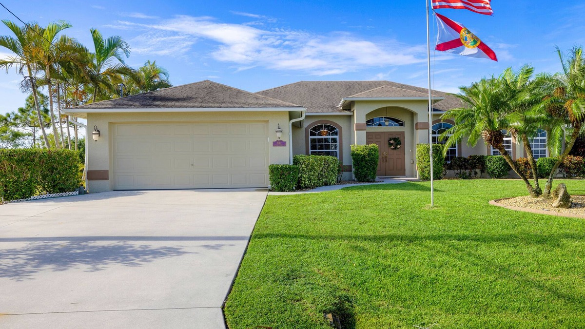 Jacarandas Villa | Villa Key West tropical retreat with lake views and a genuine Key West feel!