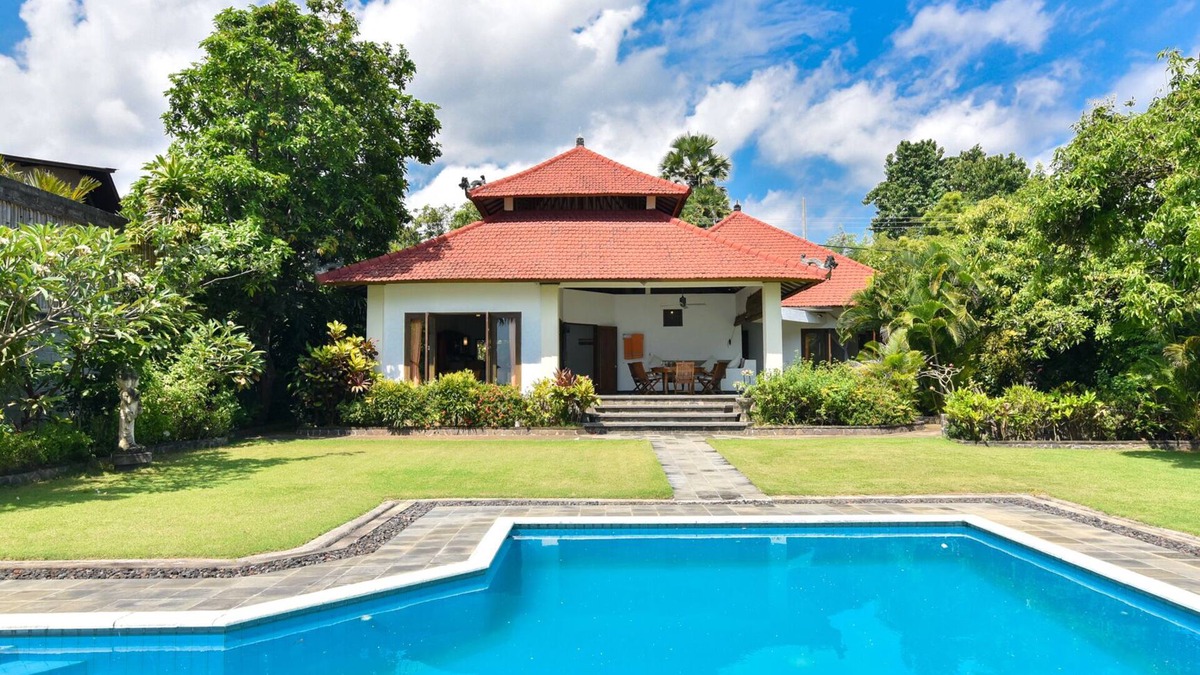 Sawan House | Villa Kupu Kupu - Beachfront Villa In East Part of Norther BALI