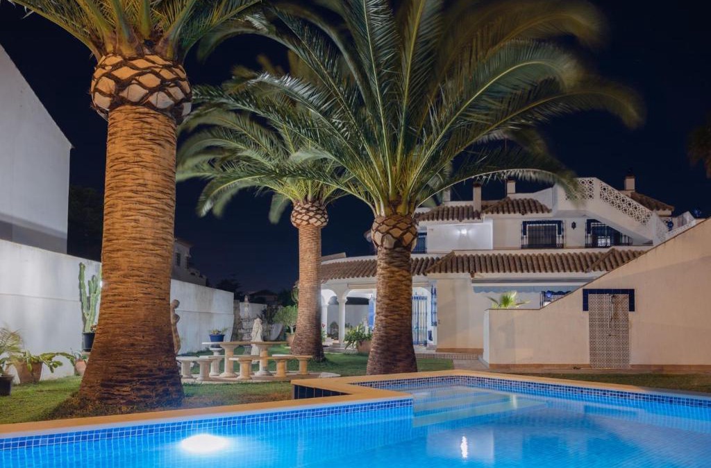 Conil de la Frontera Villa | Villa La Contenta jardín y piscina en Conil centro