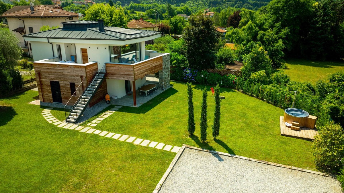 Colico Villa | Villa 'La Del Lago' with Wi-Fi and Air Conditioning