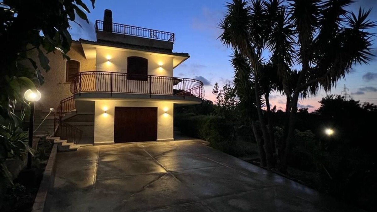 San Nicola l'Arena Villa | Villa La Terrazza Sul Mare, Suite with relaxation area, and hot tub