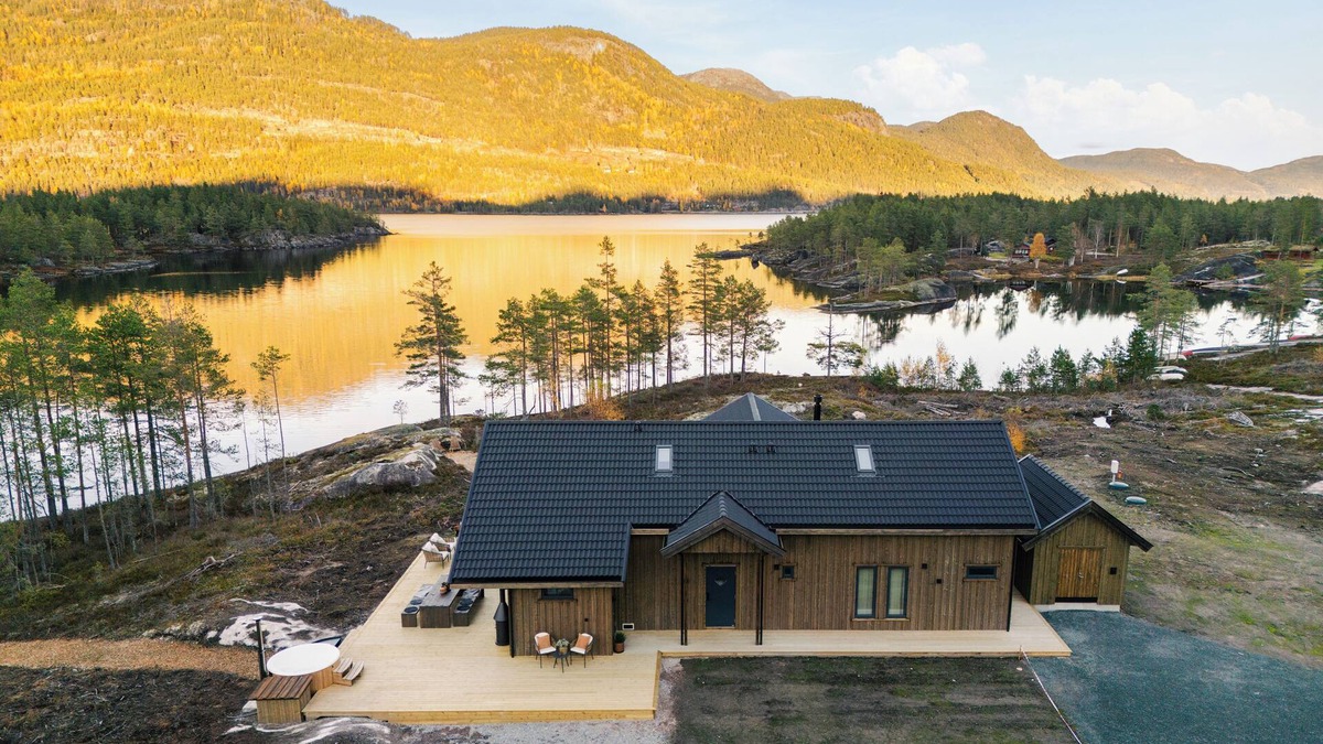Kviteseid Villa | Villa Lakehouse Cedar with sauna, boat & jacuzzi