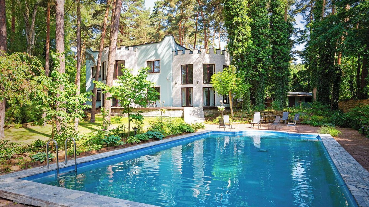 Lesznowola Villa | Villa large garden, outdoor pool, 25 mins to central Warsaw