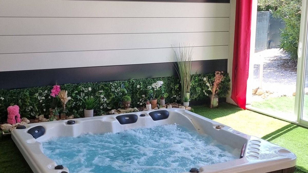 Alignan-du-Vent Villa | Villa Las Bouzigues 6-seater Jacuzzi and pool table