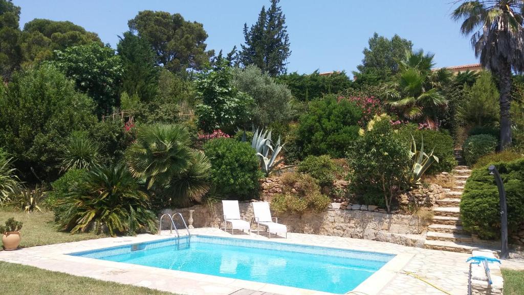 Roches Grises Bed & Breakfast | Villa Le Clos Fleuri