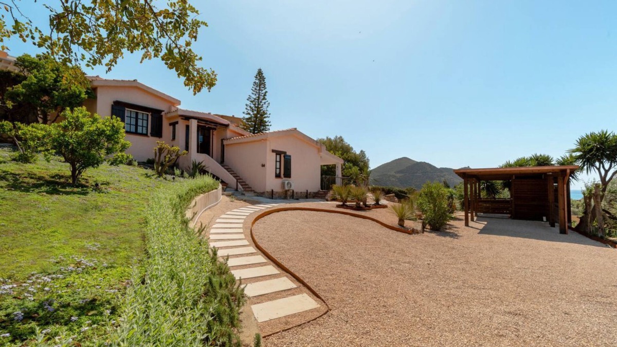 Solanas Villa | VILLA LENTISCHIO, just a few steps from the crystal-clear sea of Solanas