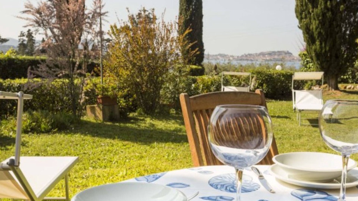 Magazzini Villa | Villa Lilla immersed in the greenery, overlooking the sea, a few steps from the beach