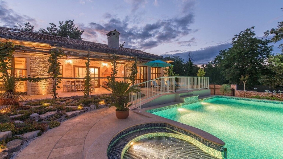 Heki Villa | Villa Lipica with Private Pool and Jacuzzi