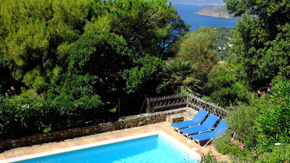 Le Rayol House | Villa located in the upper Rayol with a beautiful sea view on the islands of gold