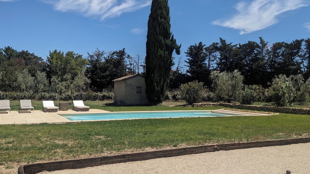 Eygalieres Villa | Villa Lou Cabanoun in Eygalières with view of the Alpilles mountains
