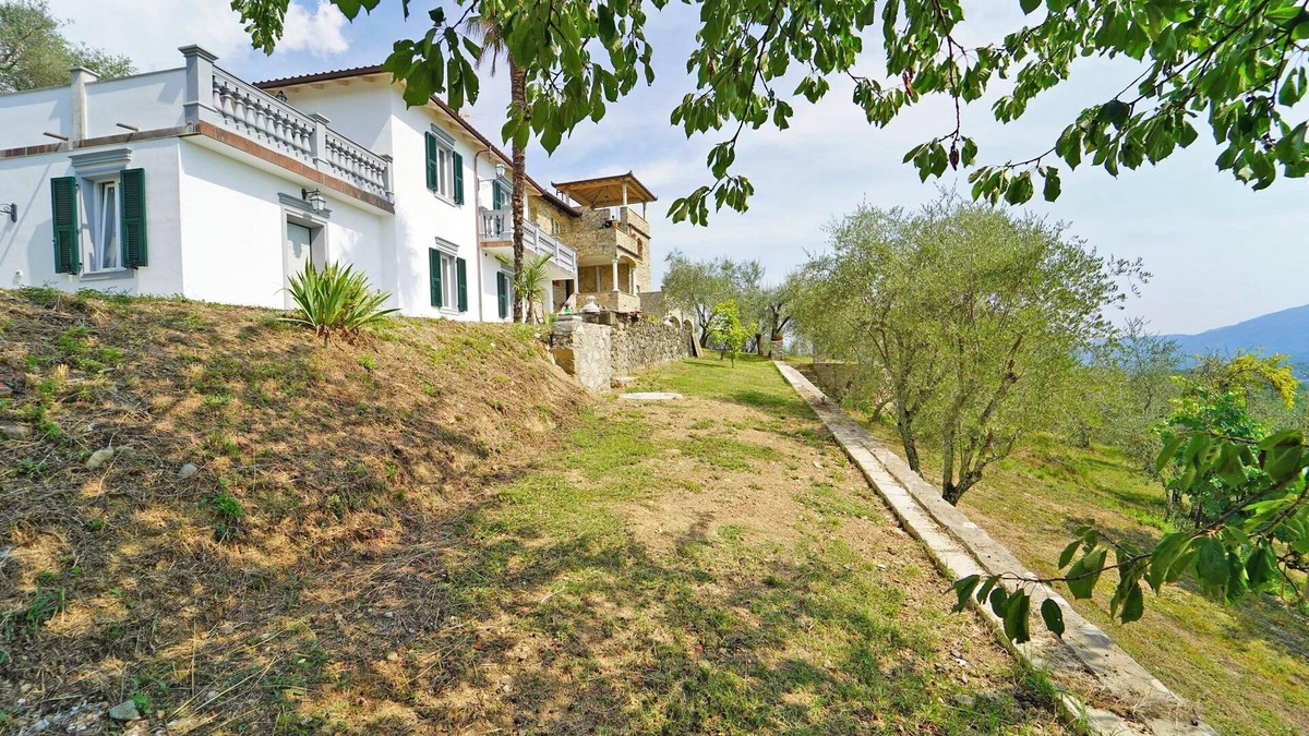 Pontremoli Villa | Villa Ludovica 8 Pax with Free WiFi, BBQ, Terrace, Garden near to Cinque Terre